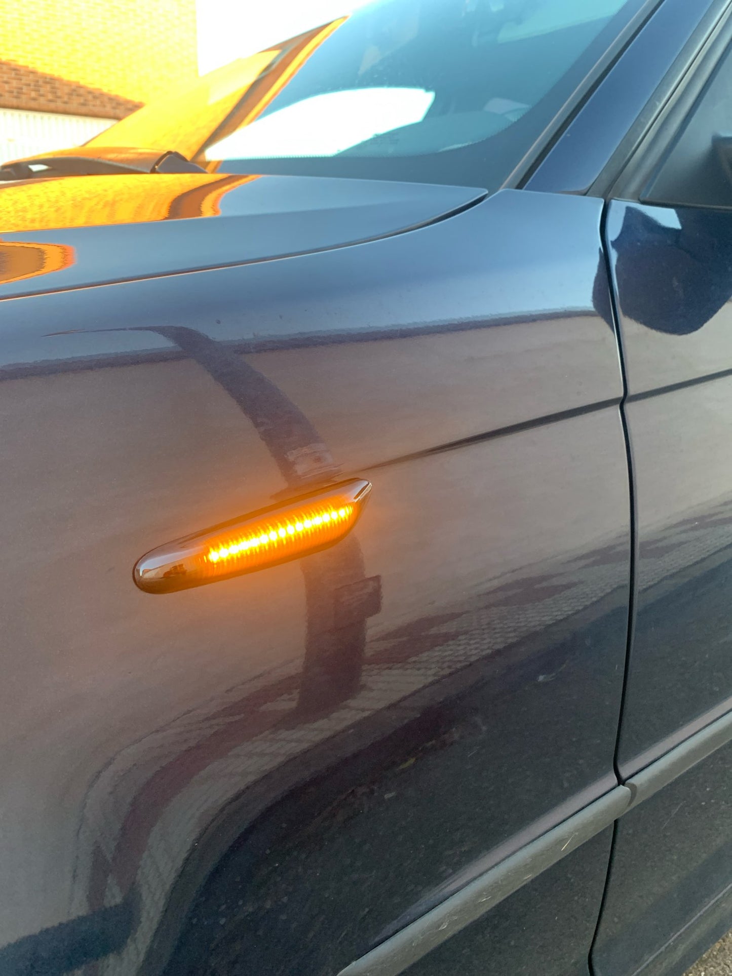 BMW tummat sivuvilkut